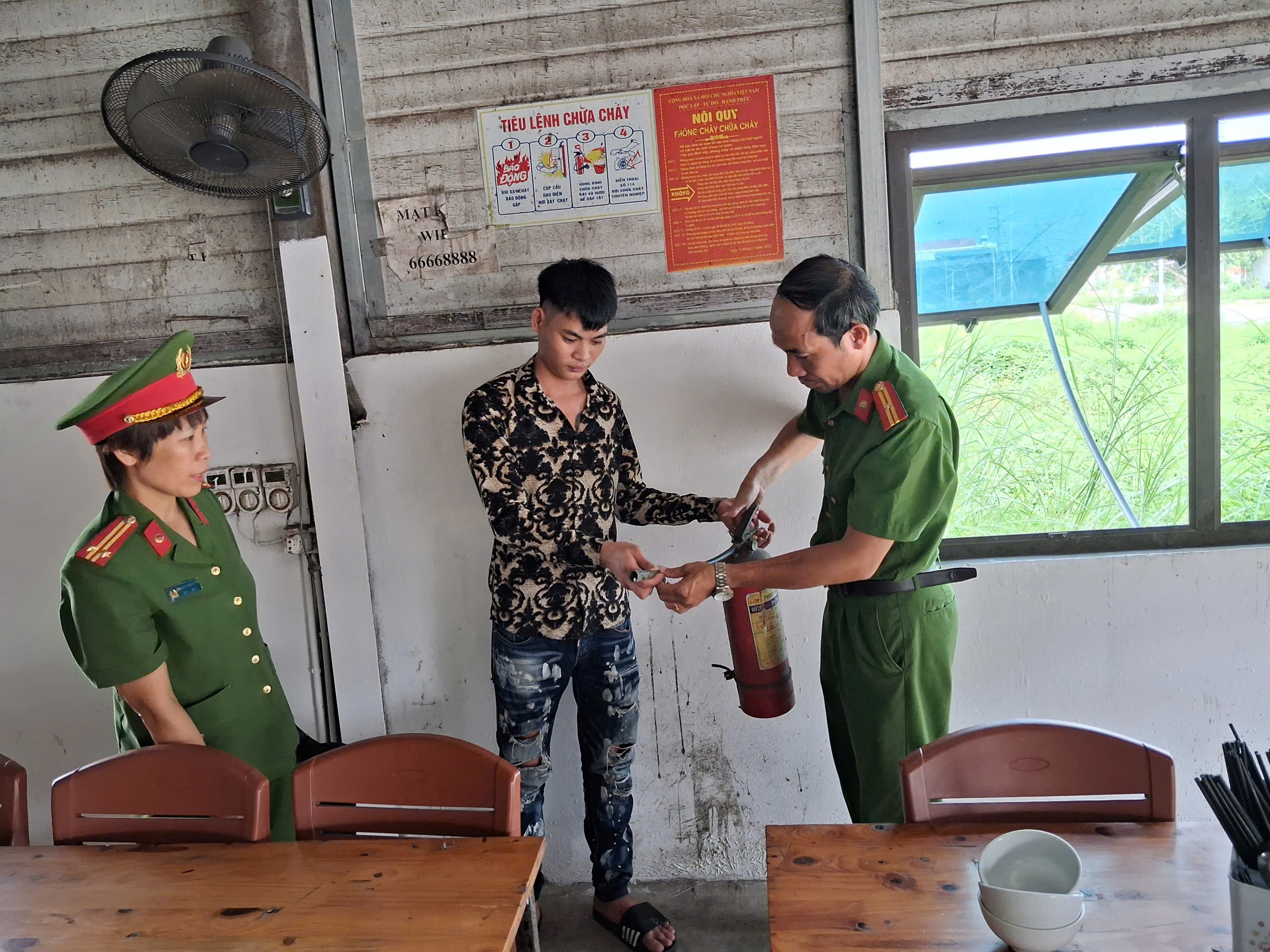 Công an phường Đường Hào tăng cường tuyên truyền, hướng dẫn các hộ kinh doanh thực hiện công tác phòng cháy, chữa cháy