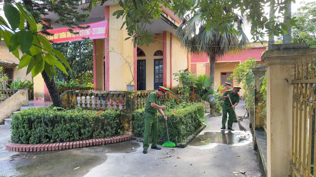 Đoàn thanh niên Công an phường Đường Hào tổ chức dọn dẹp, chỉnh trang đài tưởng niệm liệt sĩ nhân dịp Quốc khánh 2/9