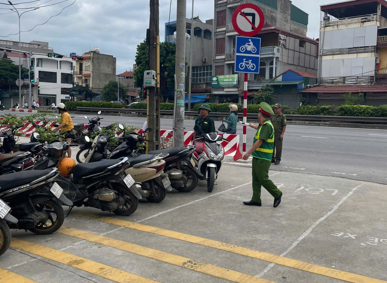 Công an phường Đường Hào tăng cường bảo đảm an ninh, trật tự trong ngày khai giảng năm học mới 2026 - 2027