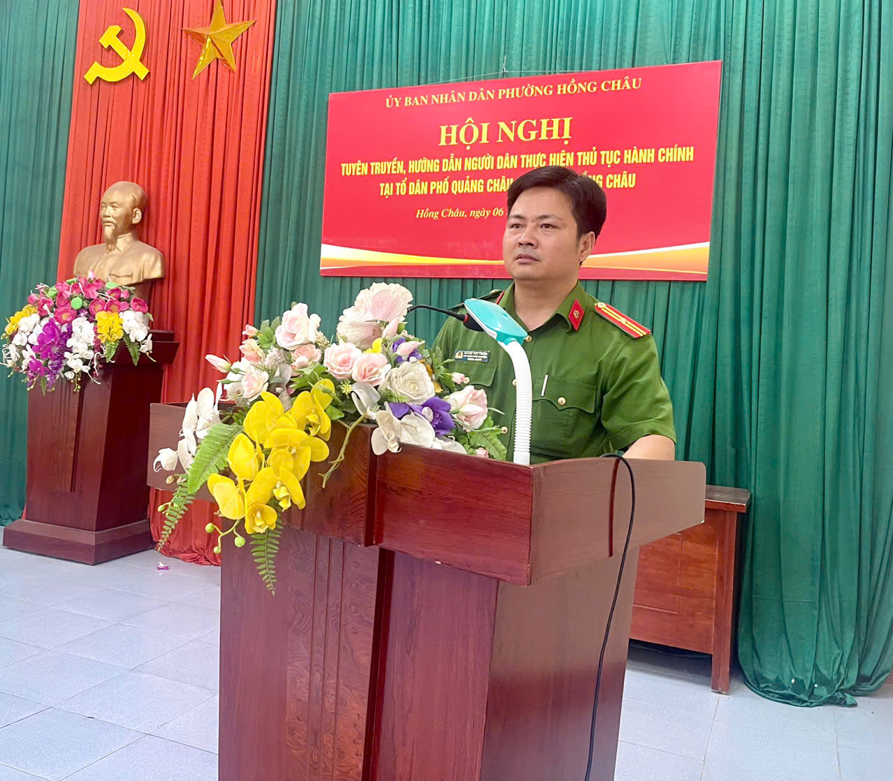 Công an phường Hồng Châu phối hợp tuyên truyền, hướng dẫn người dân thực hiện thủ tục hành chính tại Tổ dân phố Quảng Châu 2