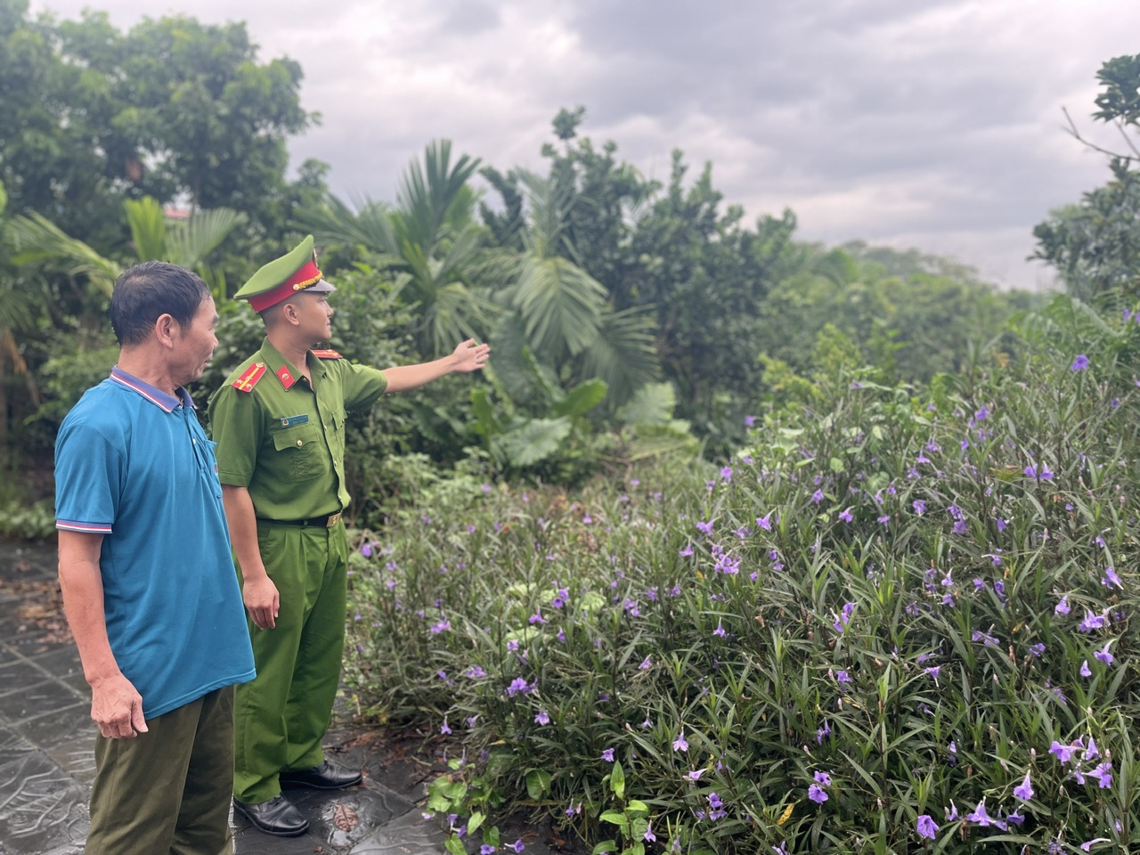 Công an phường Hồng Châu đẩy mạnh kiểm tra và tuyên truyền, phòng ngừa việc trồng cây có chứa chất ma túy