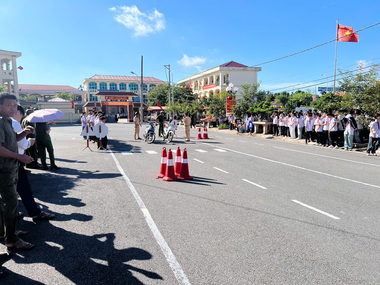 Công an phường Hồng Châu tuyên truyền pháp luật về trật tự, an toàn giao thông, hướng dẫn kỹ năng lái xe mô tô, xe gắn máy an toàn