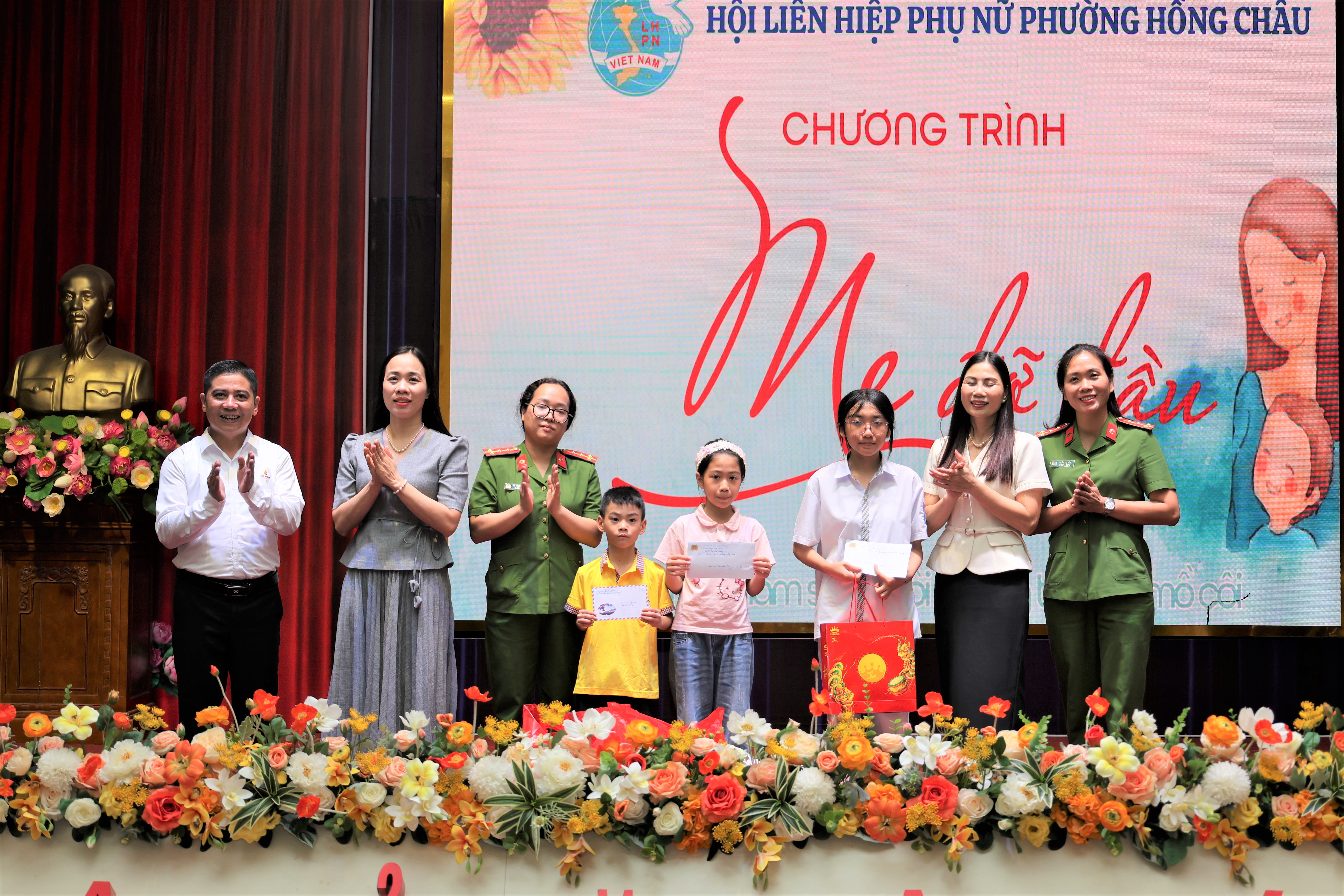 Ấm áp phong trào “Mẹ đỡ đầu” – tiếp sức em đến trường