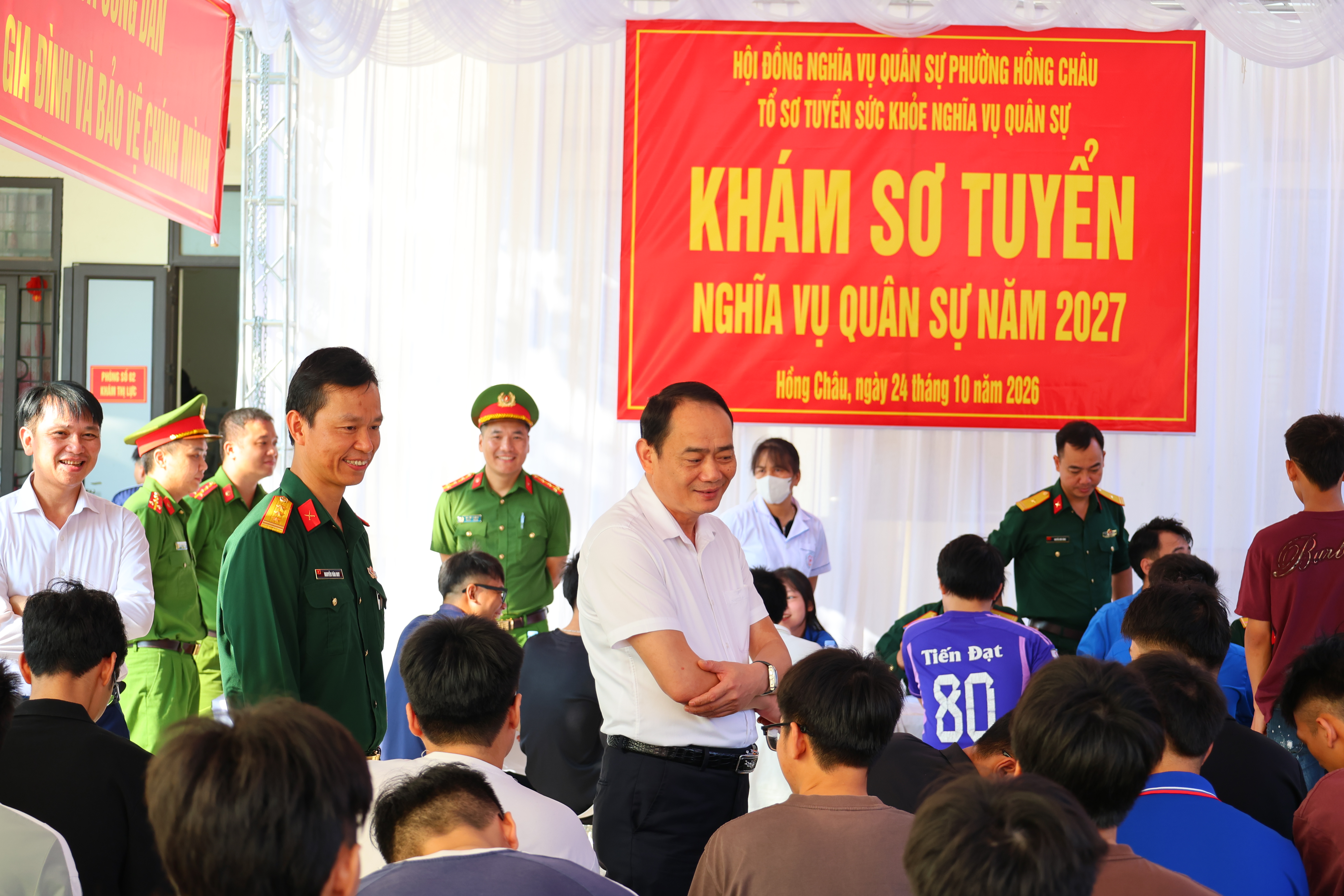 Công an phường Hồng Châu đảm bảo an ninh trật tự buổi khám sơ tuyển nghĩa vụ quân sự năm 2027