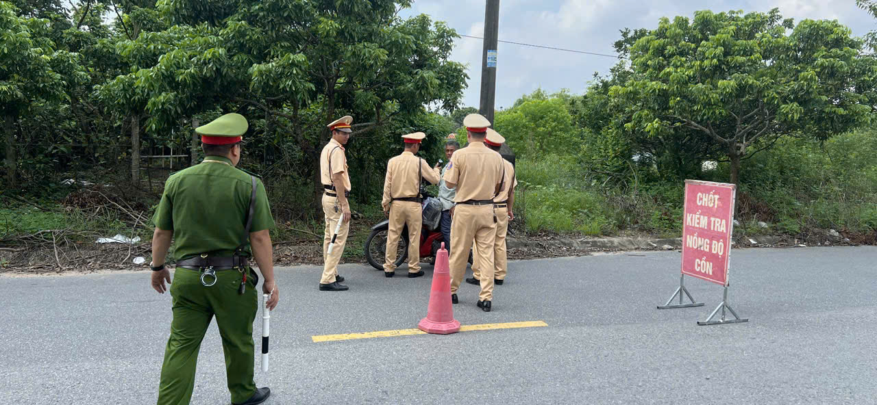 Công an phường Hồng Châu tăng cường biện pháp đảm bảo trật tự an toàn giao thông, trật tự công cộng trên địa bàn