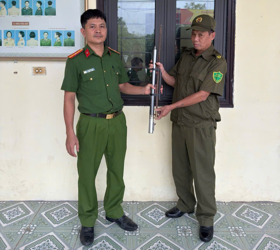 Công an phường Hồng Châu đẩy mạnh công tác tuyên truyền, vận động giao nộp vũ khí, vật liệu nổ, công cụ hỗ trợ và pháo trong nhân dân