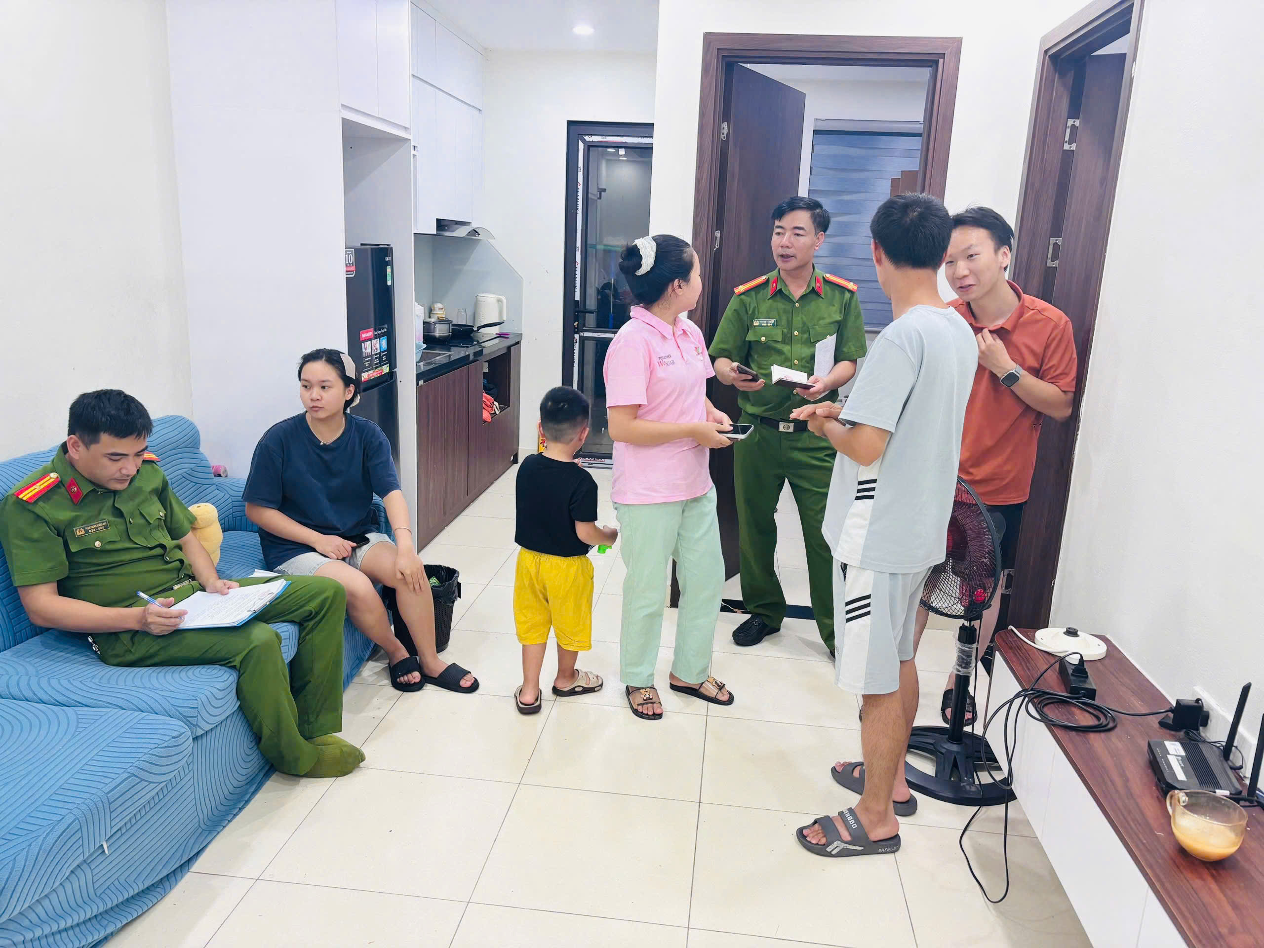 Công an phường Mỹ Hào tăng cường kiểm tra cư trú tại khu chung cư Lạc Hồng Phúc