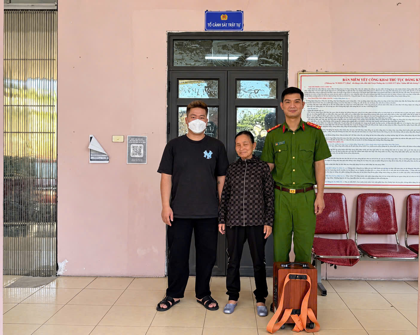 Công an phường Mỹ Hào kịp thời hỗ trợ người khiếm thị về với gia đình