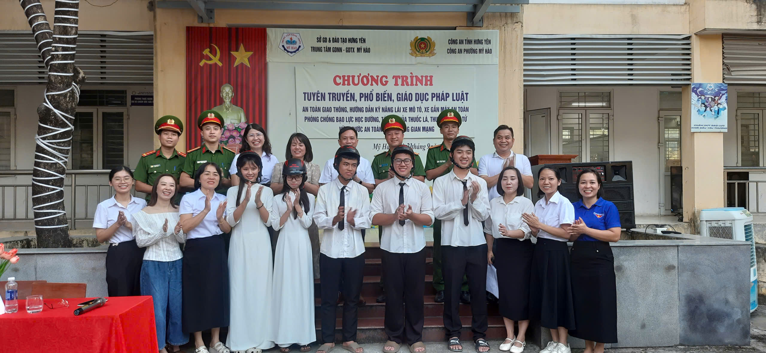 Công an phường Mỹ Hào trang bị kỹ năng phòng ngừa bạo lực học đường, bảo vệ bản thân trên không gian mạng cho học sinh tại Trung tâm Giáo dục nghề nghiệp - Giáo dục thường xuyên Mỹ Hào