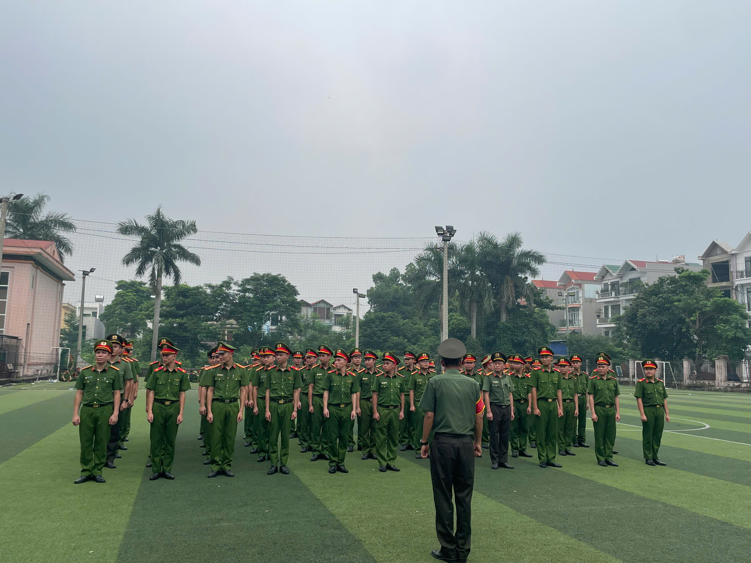 Công an phường Mỹ Hào tổ chức nghiệm thu kết quả tập huấn điều lệnh, quân sự, võ thuật Công an nhân dân năm 2026.