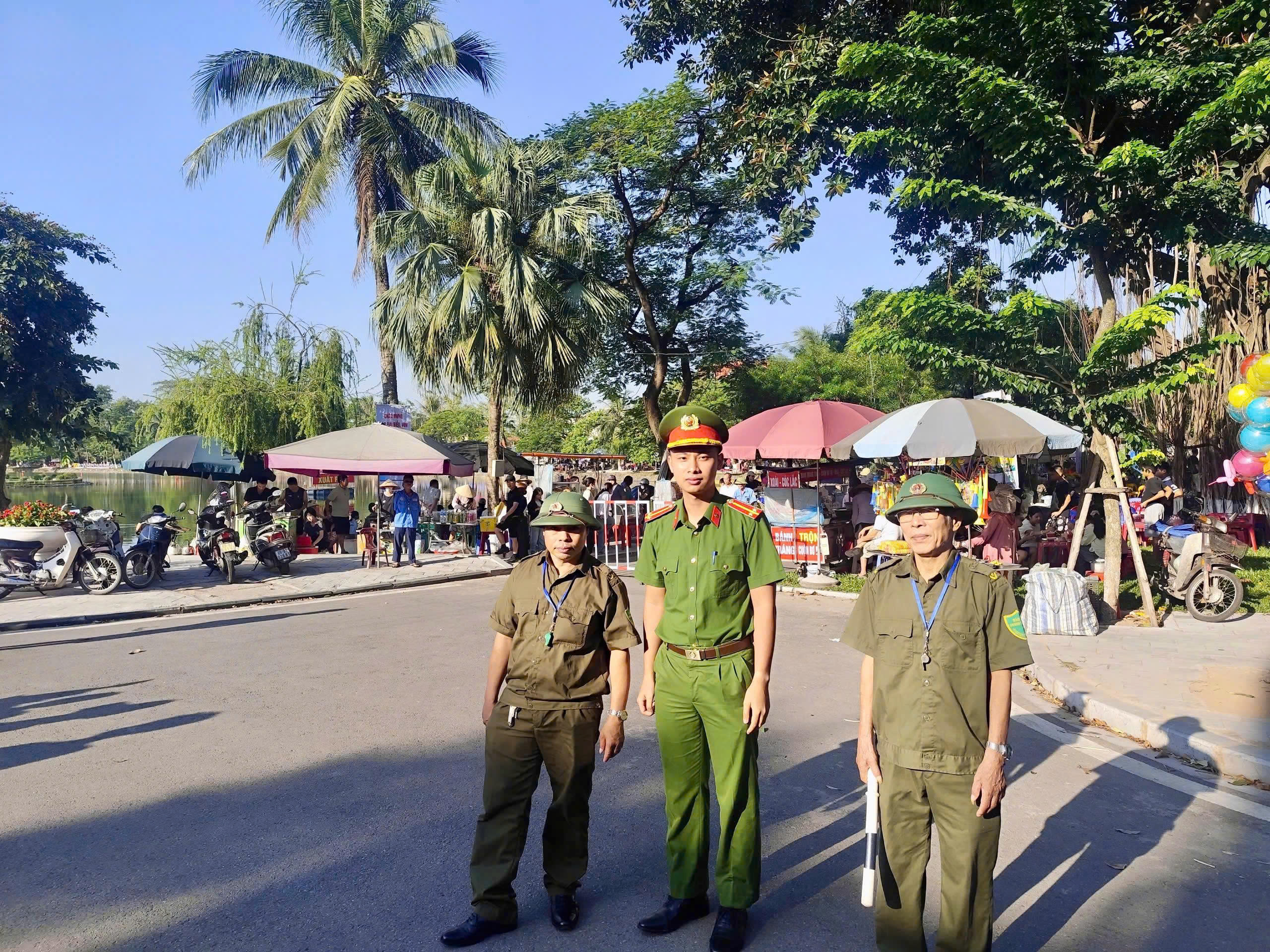 Lực lượng Công an phường và lực lượng ANTT ở cơ sở lập chốt đảm ANTT giải đua thuyền chải