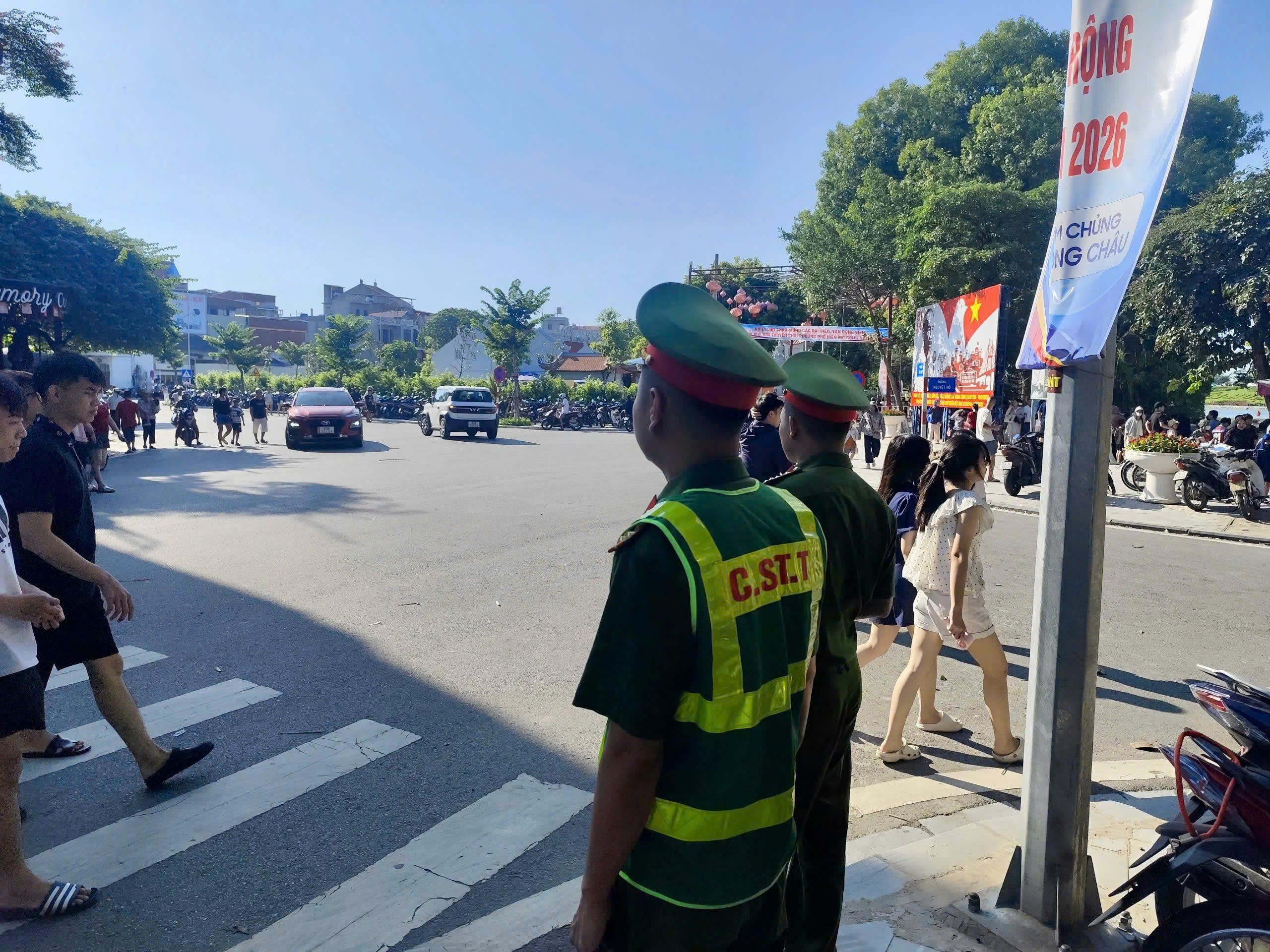 Lực lượng CSTT Công an phường thực hiện lập chốt phân luồng, điều tiết  giao thông từ sớm, từ xa