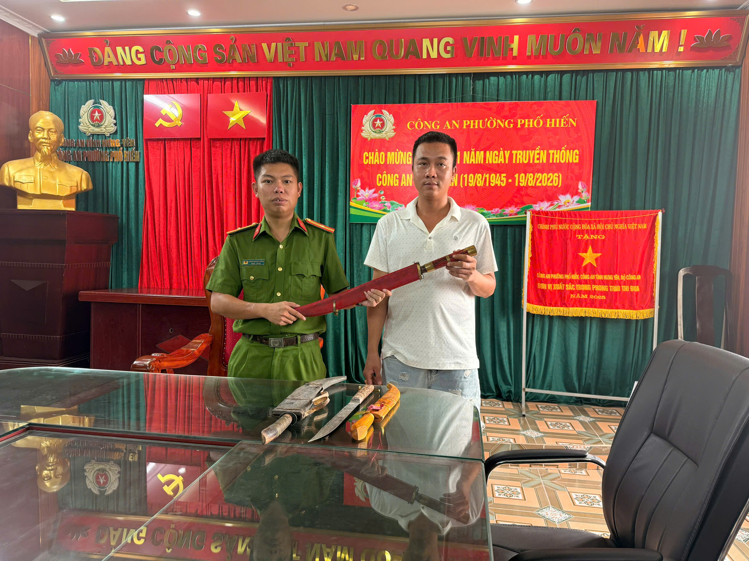 Công an phường Phố Hiến tăng cường vận động nhân dân tự giác giao nộp vũ khí, vật liệu nổ, công cụ hỗ trợ và pháo
