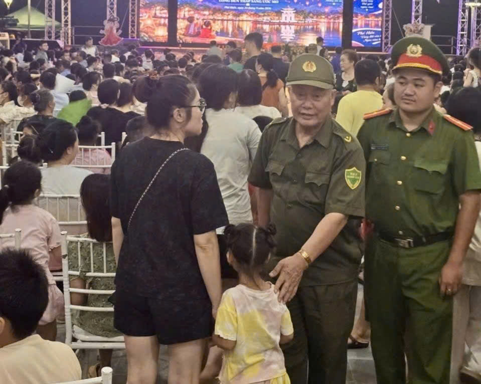 Lực lượng Công an phường phối hợp cùng ANTT cơ sở bảo đảm ANTT trong khuôn viên tổ chức chương trình