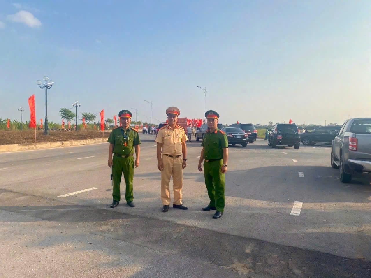 \Lực lượng công an phường phối hợp với Phòng Cảnh sát giao thông đảm bảo ANTT tại điểm gắn tên đường Võ Nguyên Giáp