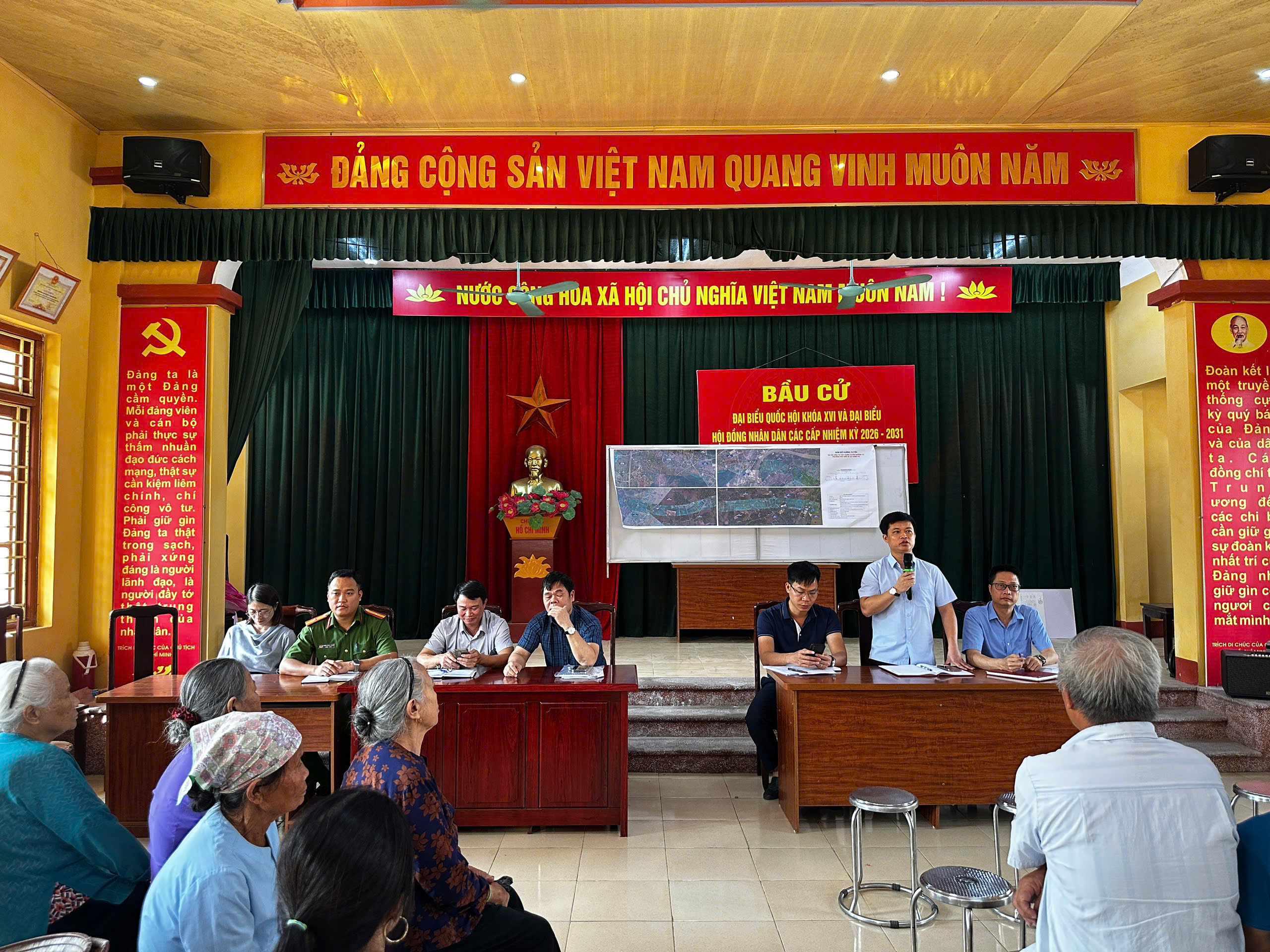 Đồng chí Cao Cường - Phó Chủ tịch Thường trực UBND phường Phố Hiến phát biểu chỉ đạo tại Hội nghị