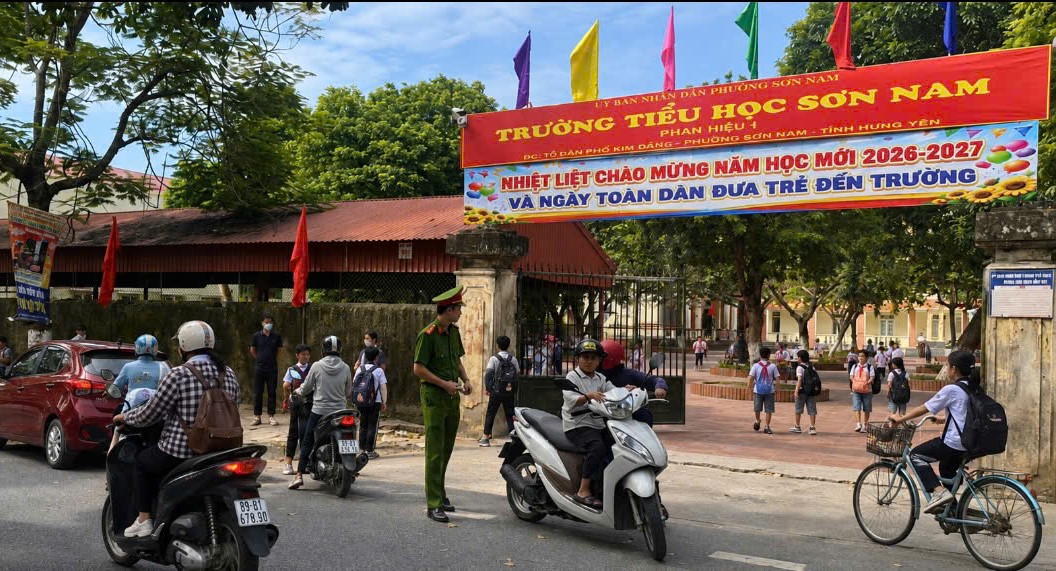 Công an phường Sơn Nam chủ động triển khai lực lượng đảm bảo an ninh trật tự, trật tự an toàn giao thông dịp khai giảng năm học mới.