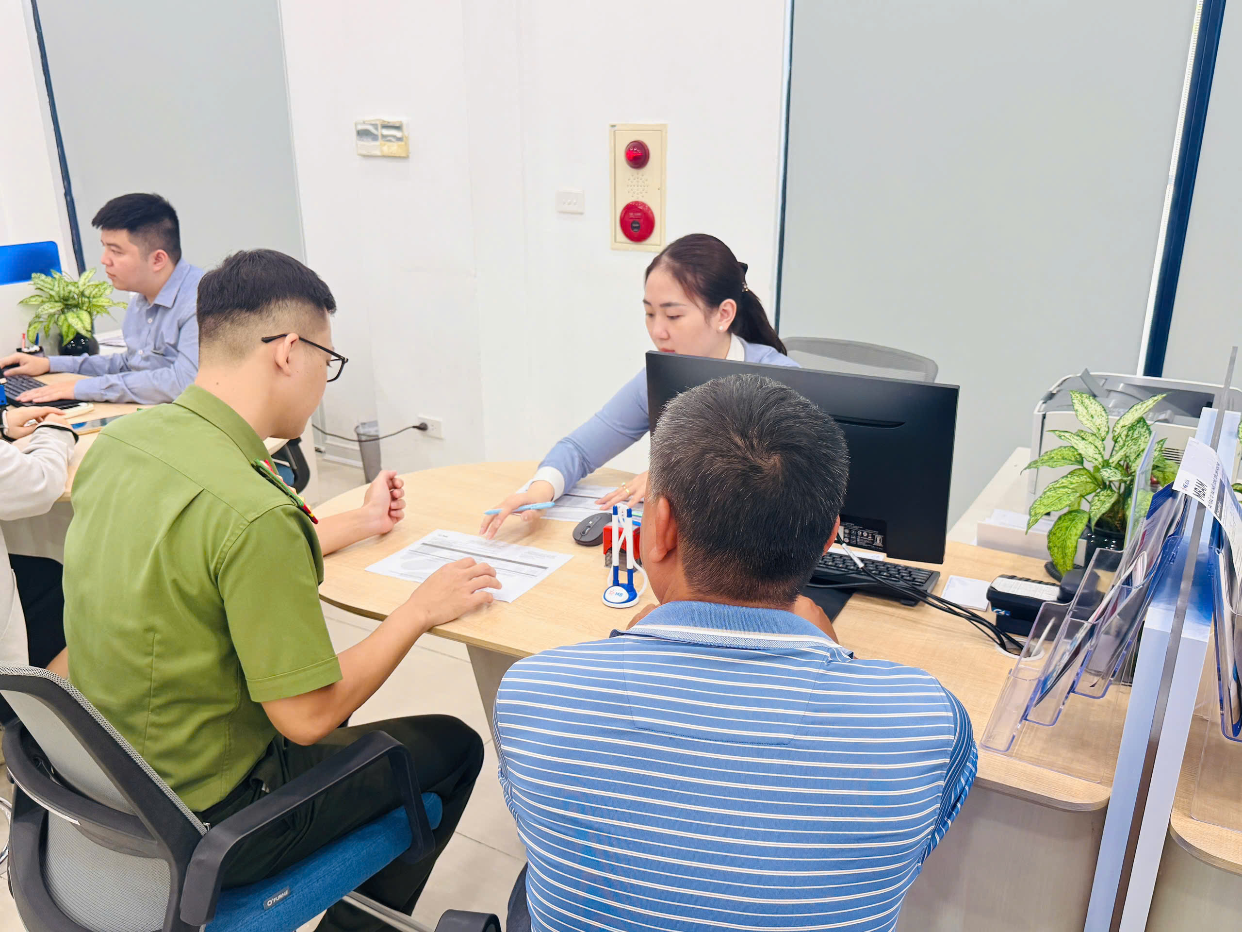 Công an phường Thái Bình hỗ trợ người dân hoàn trả hơn 96 triệu đồng chuyển nhầm tài khoản