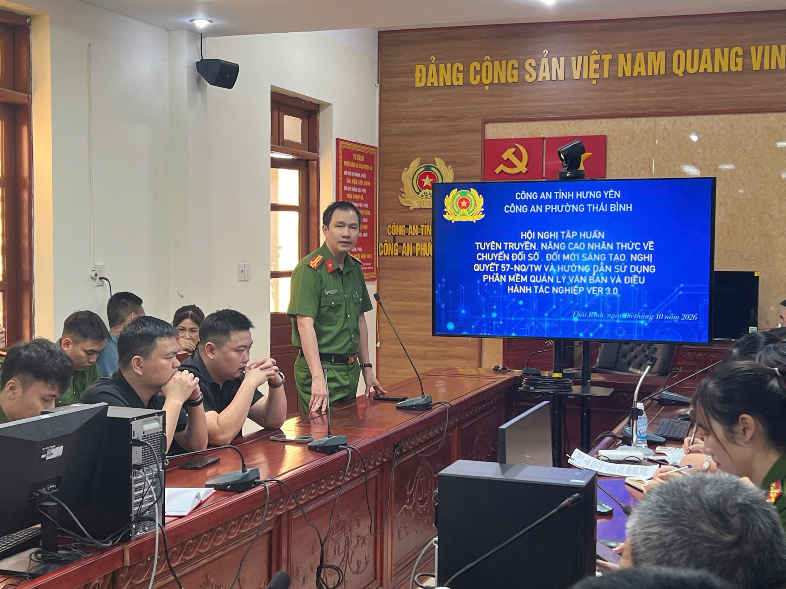 Công an phường Thái Bình tổ chức tập huấn nâng cao nhận thức về Chuyển đổi số, Nghị quyết số 57-NQ/TW của Bộ Chính trị và hướng dẫn sử dụng phần mềm Quản lý văn bản và điều hành tác nghiệp Ver 3.0