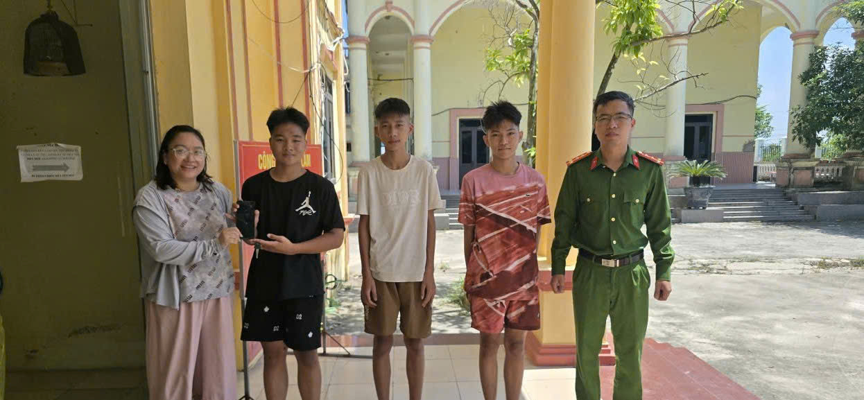 Công an phường Thượng Hồng nhanh chóng xác minh trả lại tài sản cho người dân và biểu dương tấm gương người tốt, việc tốt.