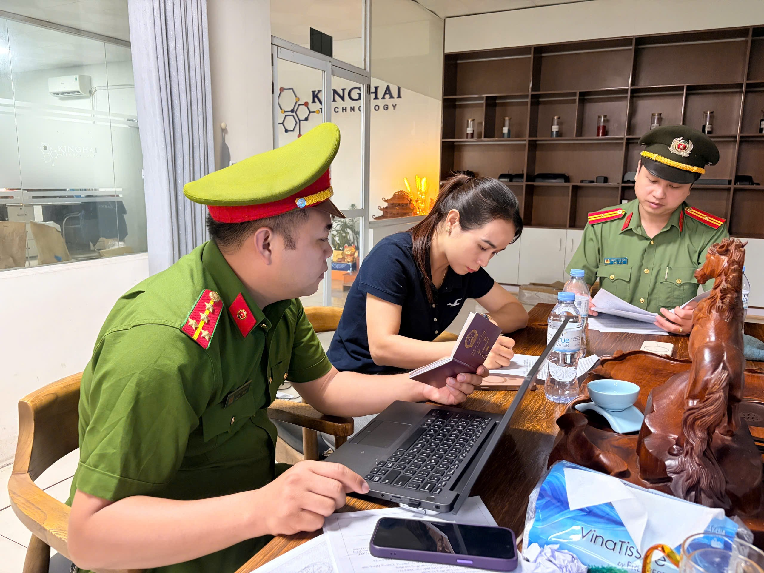Công an phường Thượng Hồng tăng cường kiểm tra việc chấp hành pháp luật của các cơ sở cho người nước ngoài lưu trú