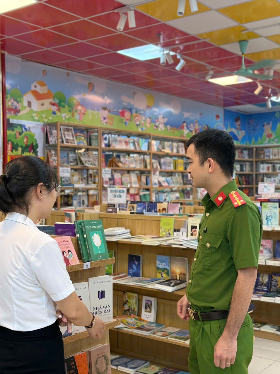 Công an phường Trần Hưng Đạo đẩy mạnh kiểm tra, tuyên truyền, nâng cao ý thức chấp hành pháp luật tại các nhà sách, các cơ sở photocopy trên địa bàn phường