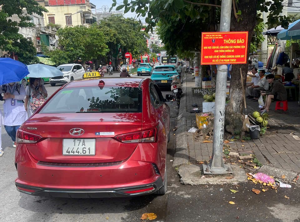 Công an phường Trần Lãm tăng cường đảm bảo an ninh trật tự, khu vực Cổng trường Đại học Y Dược Thái Bình