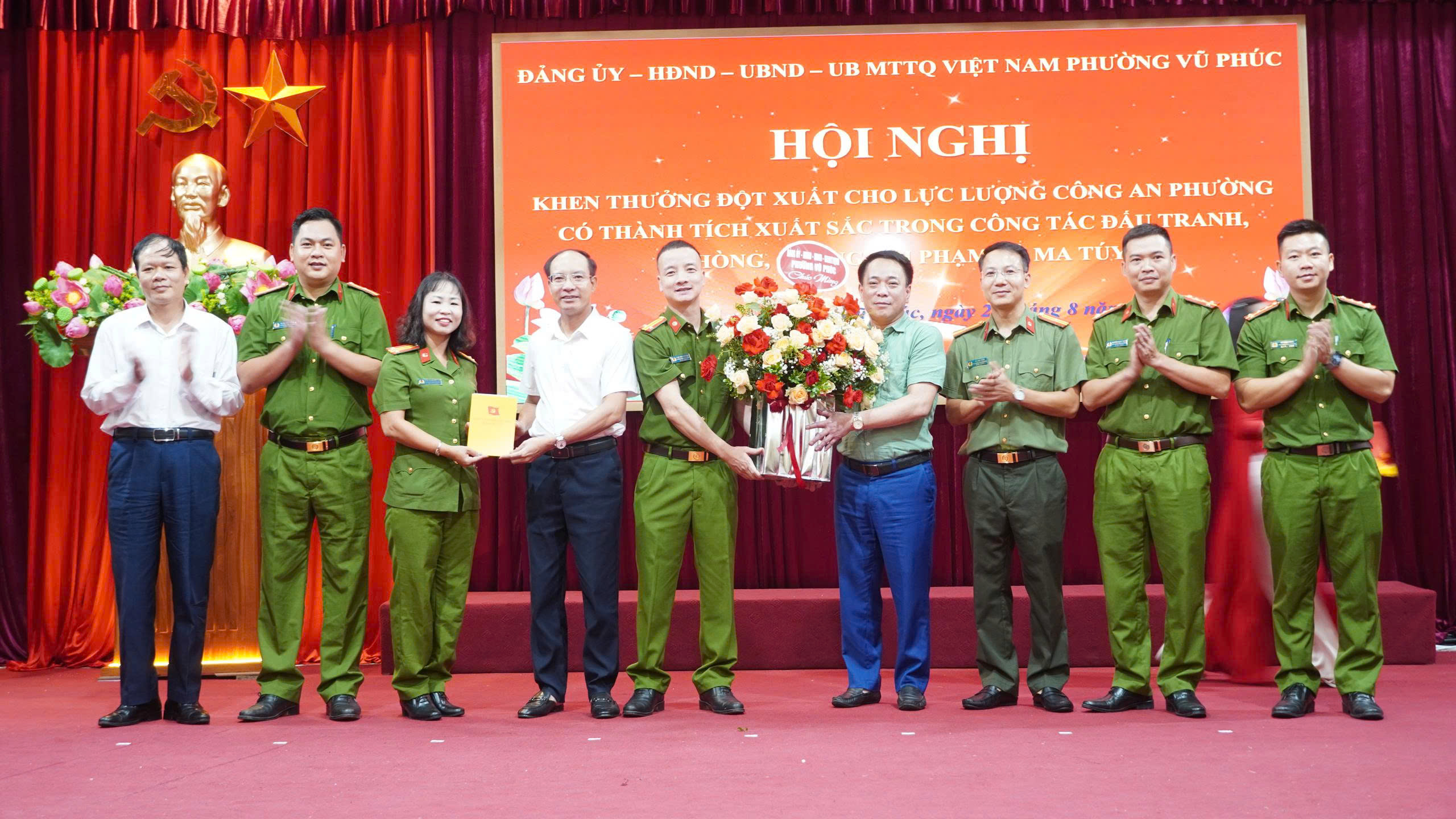 Phường Vũ Phúc khen thưởng đột xuất cho lực lượng Công an phường có thành tích xuất sắc trong công tác đấu tranh, phòng chống tội phạm ma tuý trên địa bàn