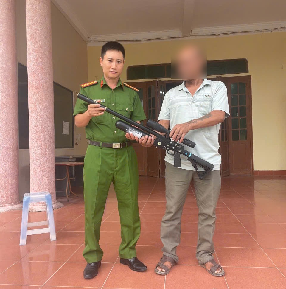 Công an phường Vũ Phúc tăng cường tuyên truyền, vận động nhân dân giao nộp vũ khí, vật liệu nổ, công cụ hỗ trợ và pháo