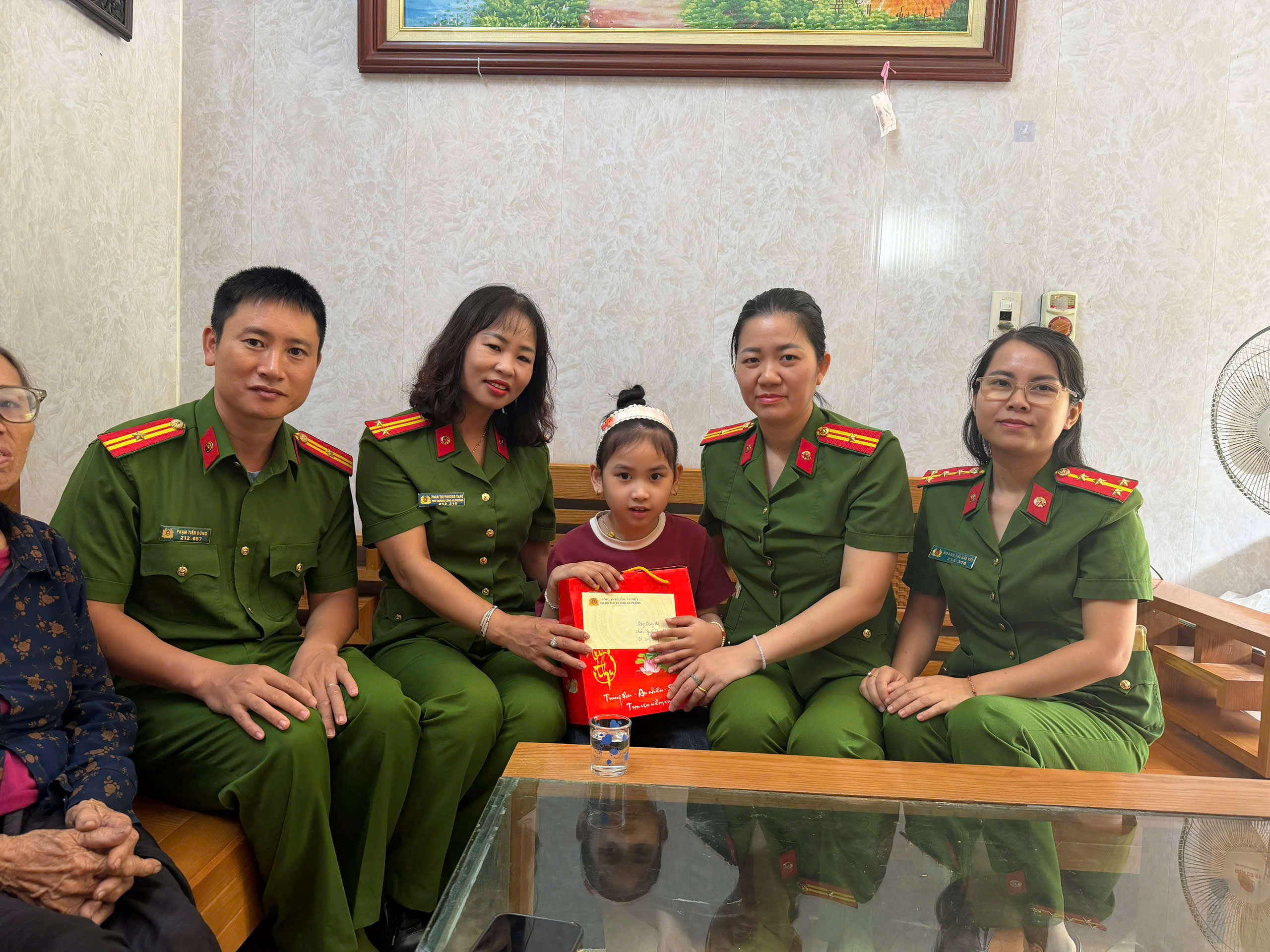 Công an phường Vũ Phúc thăm hỏi, tặng quà các em nhỏ có hoàn cảnh khó khăn trên địa bàn nhân dịp Tết Trung thu năm 2026.