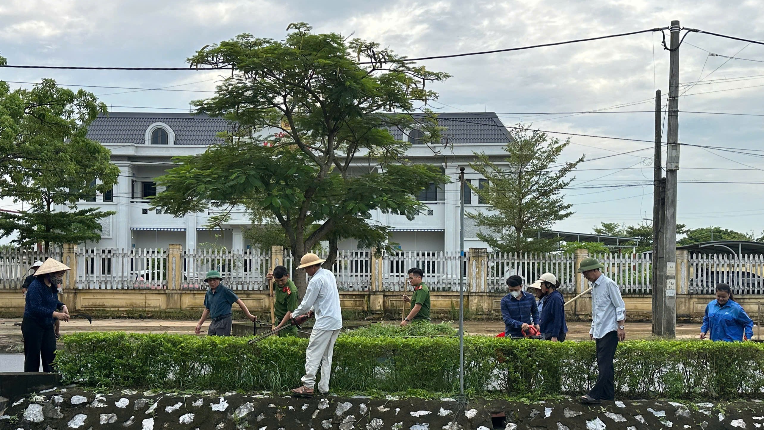 Tuổi trẻ Công an xã Ái Quốc phối hợp cùng Nhân dân ra quân bảo vệ môi trường, xây dựng cảnh quan nông thôn sáng - xanh - sạch - đẹp