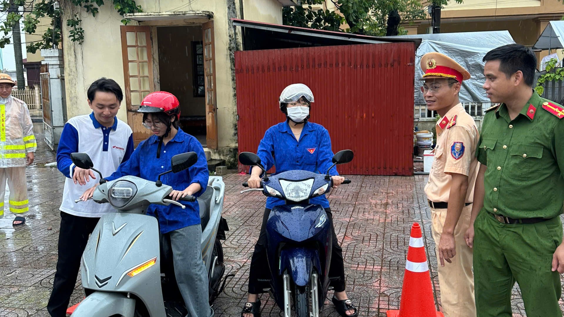 Công an xã Ái Quốc phối hợp tuyên truyền nâng cao kiến thức pháp luật và kỹ năng lái xe an toàn cho thanh thiếu niên