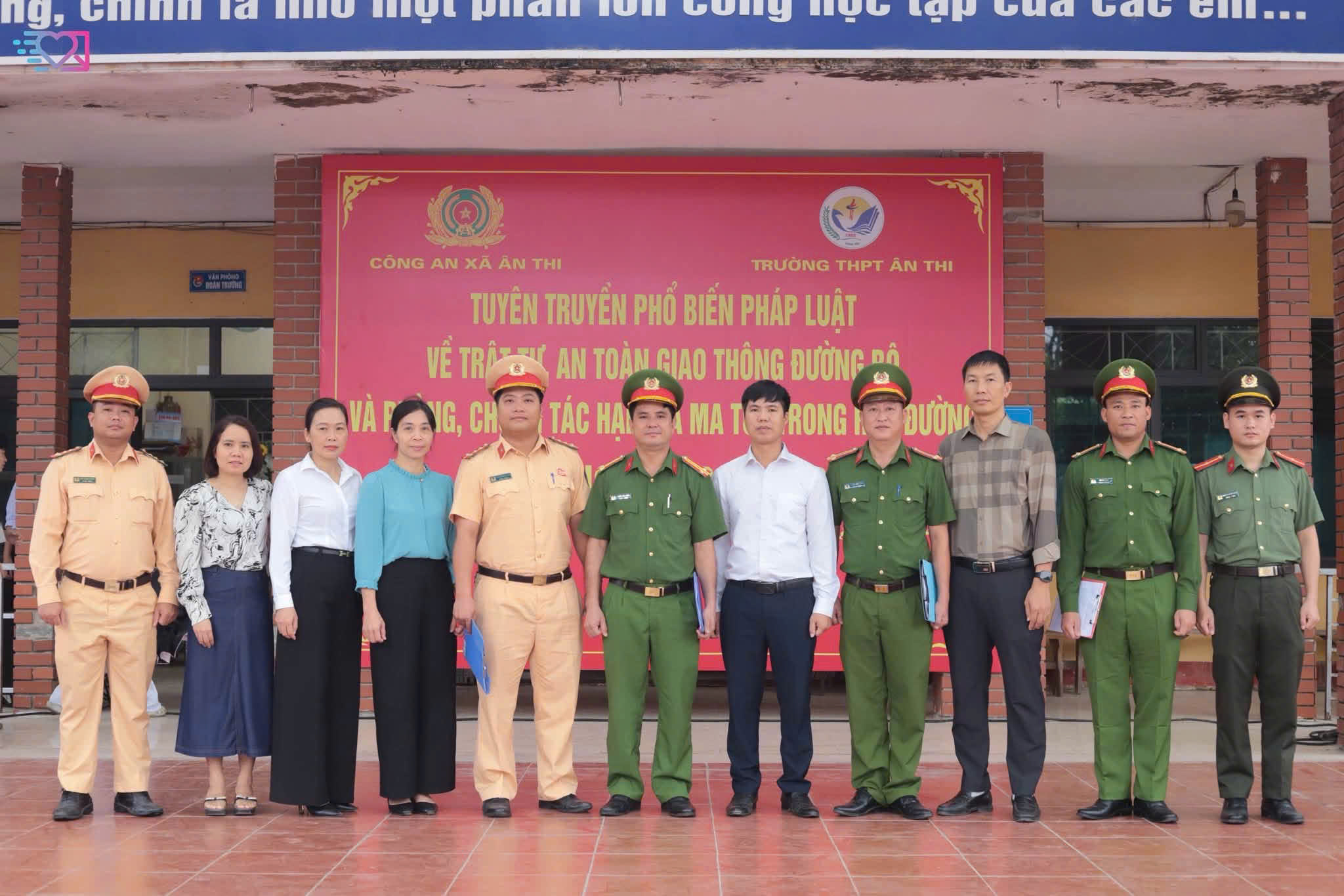 Công an xã Ân Thi tuyên truyền phổ biến pháp luật về trật tự, an toàn giao thông và phòng, chống ma túy học đường cho hơn 1.200 học sinh cùng 70 cán bộ, giáo viên trường THPT Ân Thi