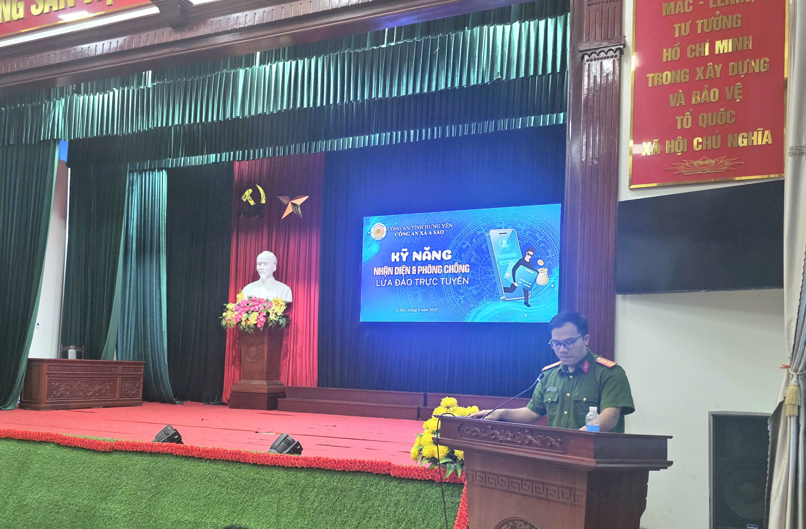 Công an xã A Sào tổ chức Hội nghị tuyên truyền, hướng dẫn kỹ năng phòng, chống lừa đảo trên không gian mạng