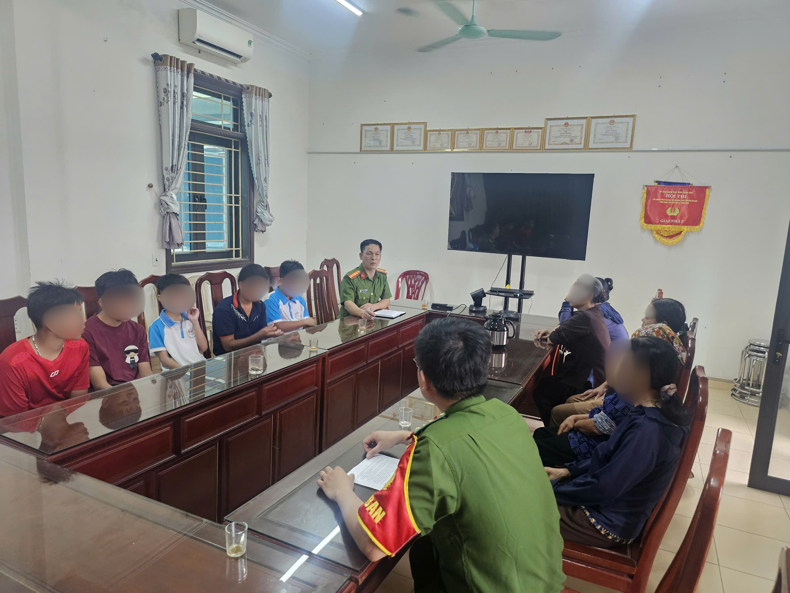 Công an xã A Sào tăng cường phối hợp với nhà trường trong quản lý, giáo dục học sinh ngay từ đầu năm học mới