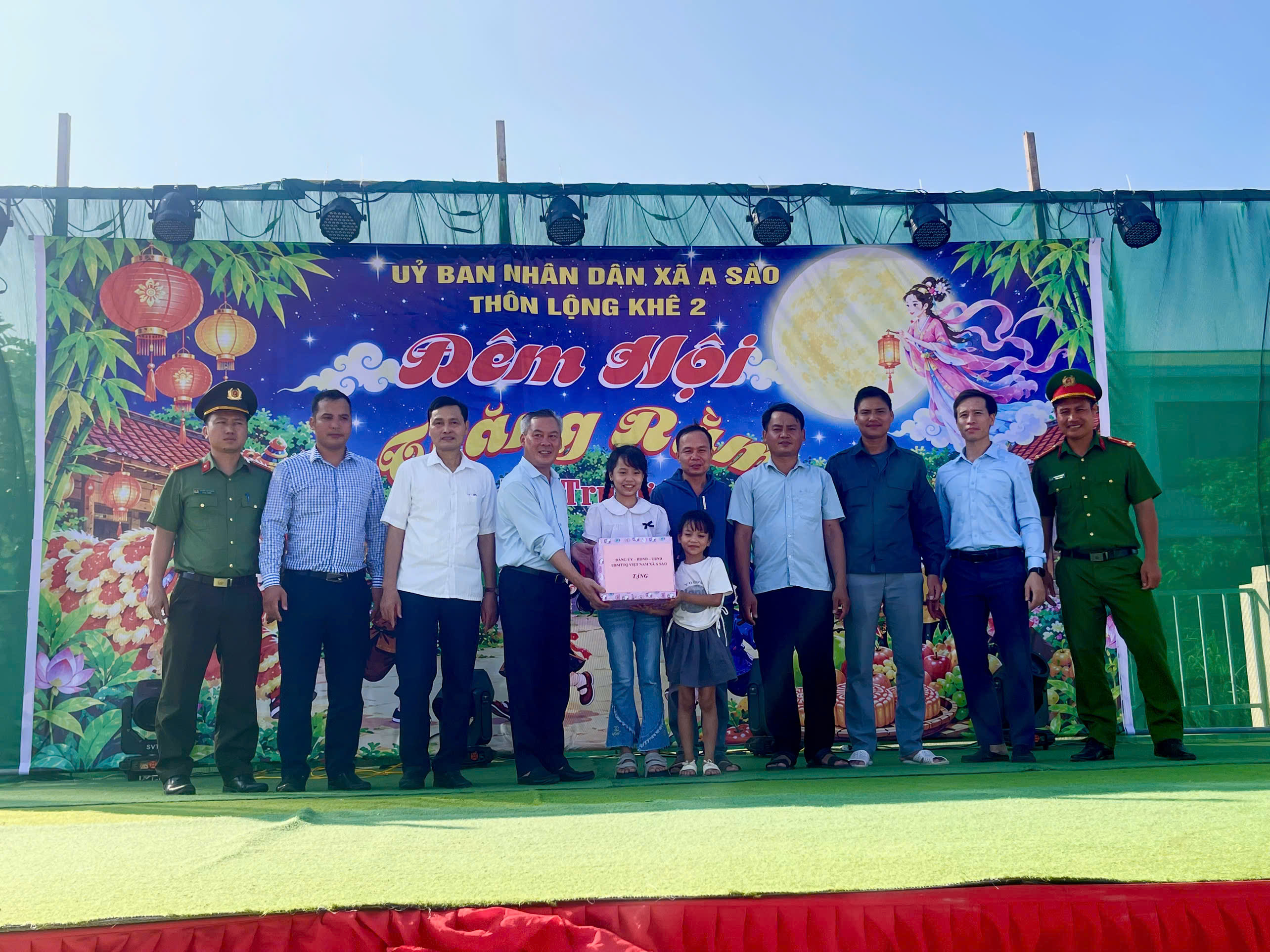 Công an xã A Sào phối hợp Đoàn Thanh niên xã tặng quà các cháu thiếu nhi nhân dịp Tết Trung thu