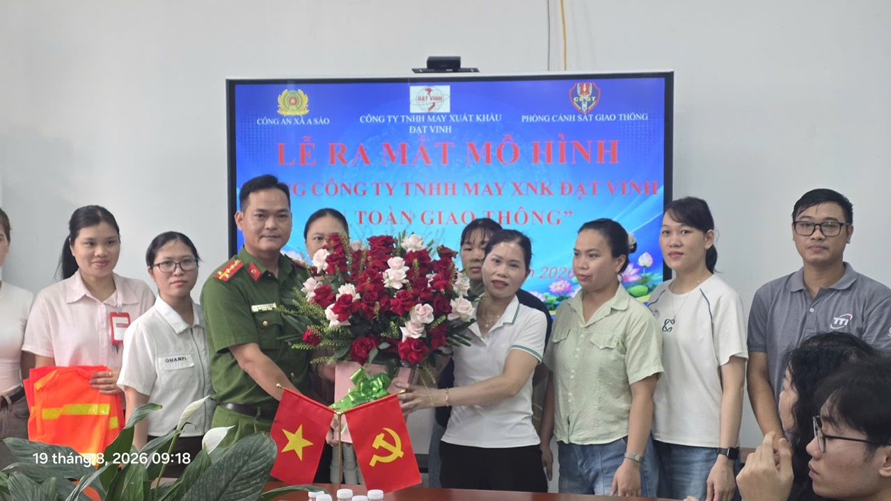 Ra mắt mô hình “Cổng công ty TNHH may XNK Đạt Vinh an toàn giao thông”
