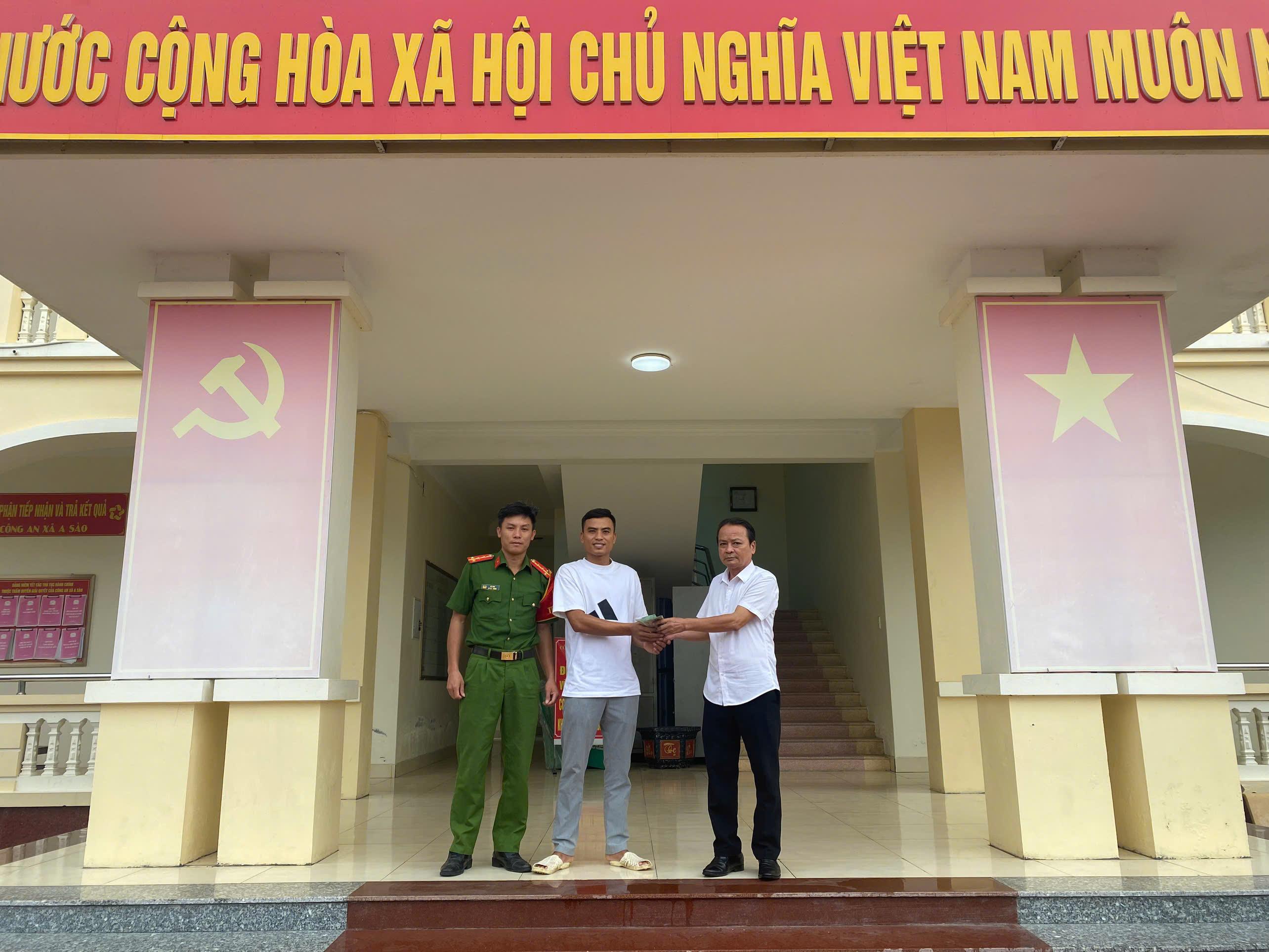 Công an xã A Sào hỗ trợ công dân nhận lại tài sản bị đánh rơi