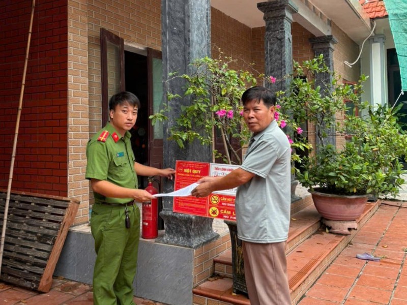 Công an xã Bắc Đông Quan đẩy mạnh tuyên truyền trang bị bình chữa cháy và mở lối thoát nạn thứ hai cho hộ gia đình