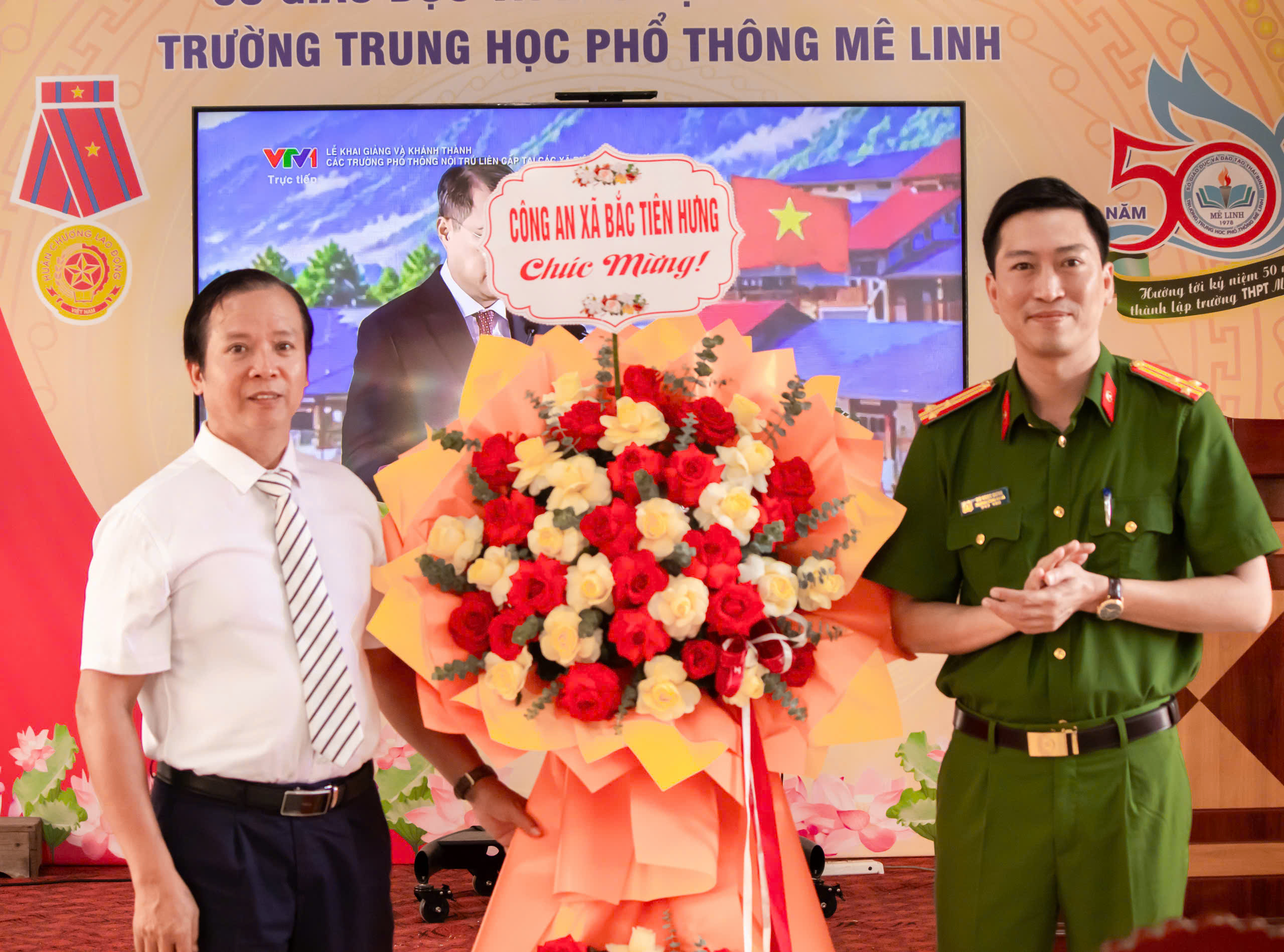 Công an xã Bắc Tiên Hưng tặng hoa chúc mừng khai giảng năm học mới và trao tặng học bổng “Đồng hành cùng em” tại trường THPT Mê Linh