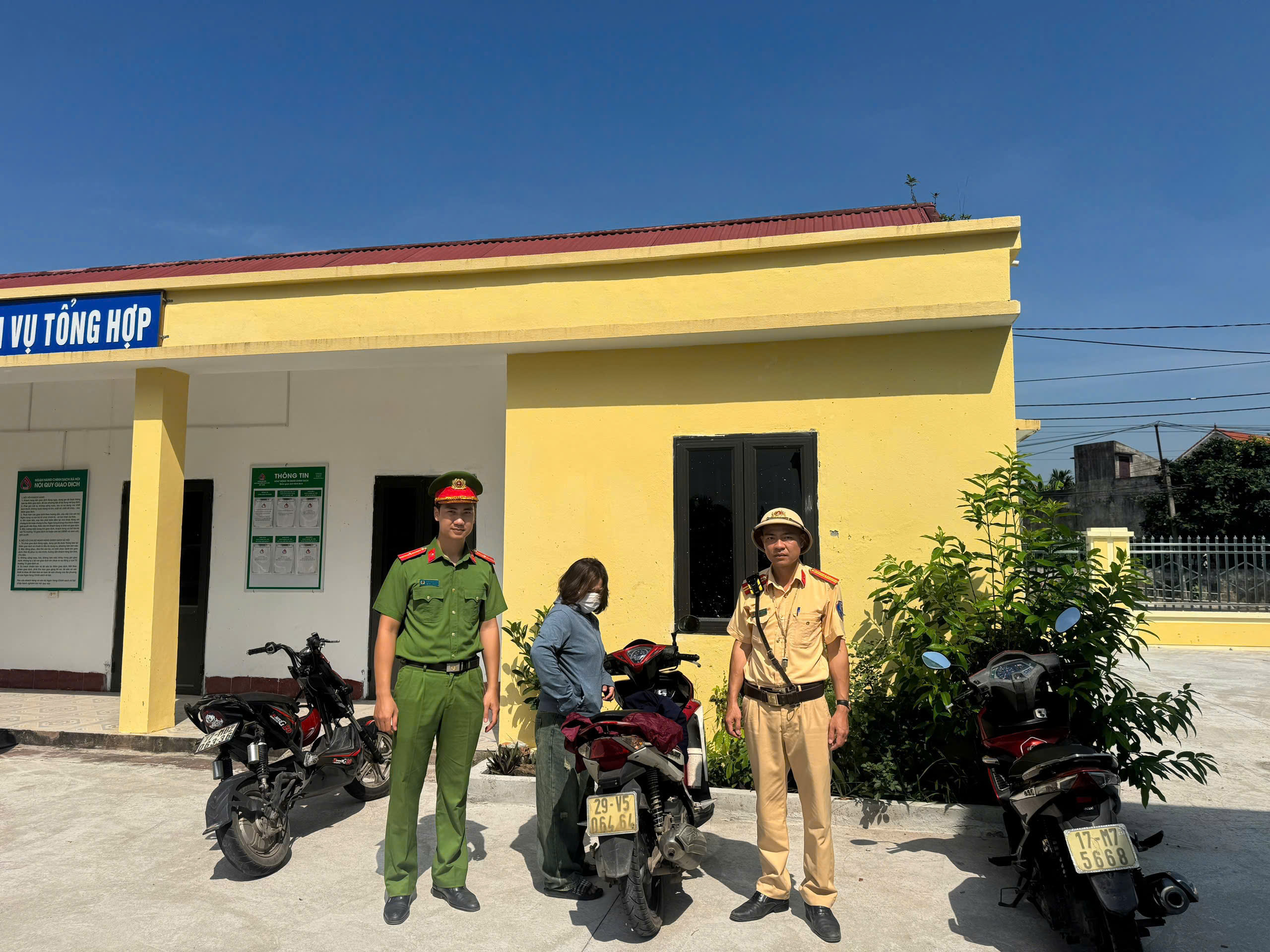 Công an xã Bình Định phối hợp Phòng Cảnh sát giao thông triển khai Tháng cao điểm an toàn giao thông, bảo đảm trật tự địa bàn