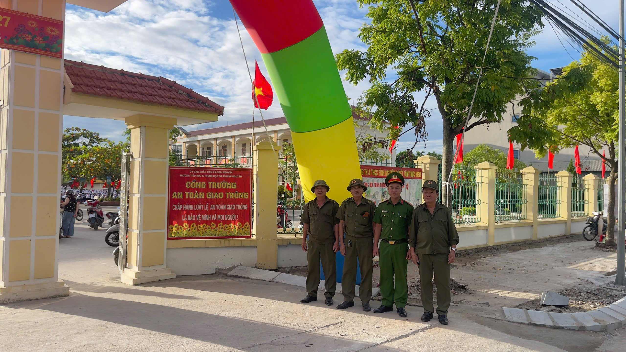 Công an xã Bình Nguyên đảm bảo an ninh trật tự lễ khai giảng năm học 2026-2027 tại 9 điểm trường học trên địa bàn.