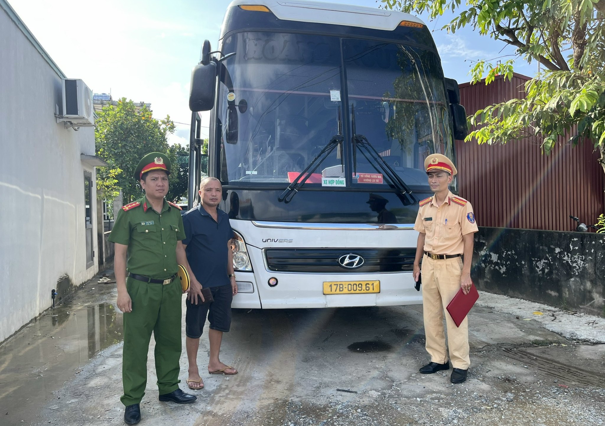 Công an xã Bình Nguyên: Ra quân tổng rà soát, kiểm tra phương tiện ô tô tải tự đổ dưới 15.000k, xe limousine, xe kinh doanh vận tải khách không đúng quy định.