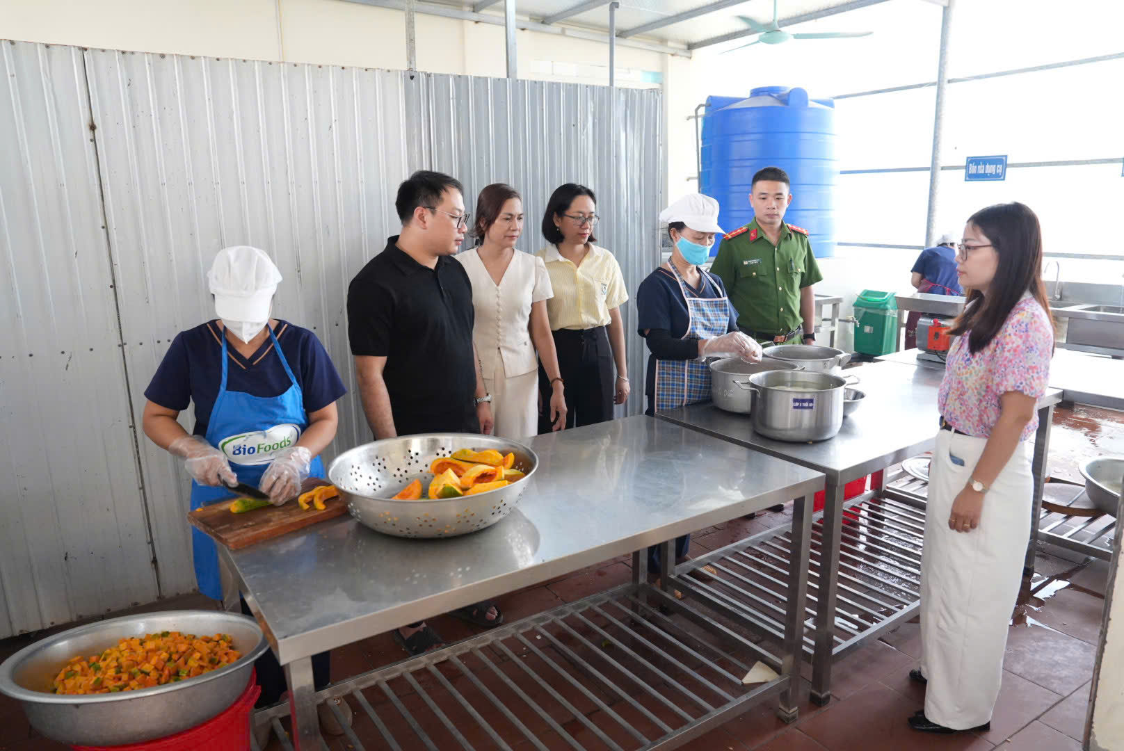 Công an xã Châu Ninh tham gia kiểm tra vệ sinh an toàn thực phẩm tại các điểm trường công lập và tư thục