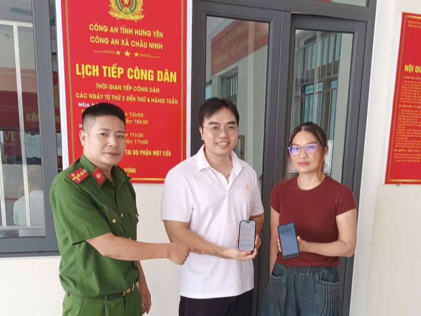 Công an xã Châu Ninh hỗ trợ người dân nhận lại gần 89 triệu đồng chuyển nhầm