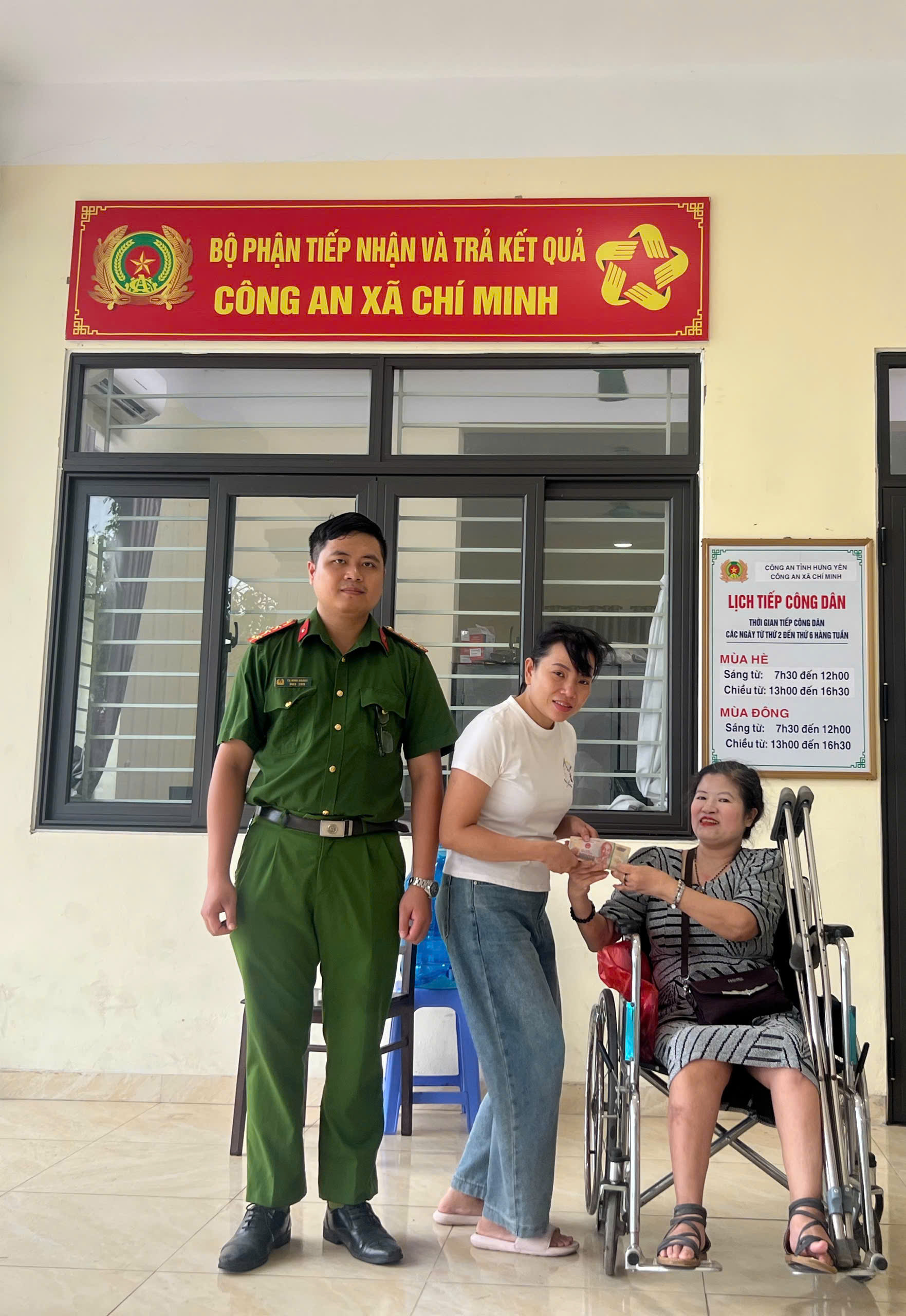 Công an xã Chí Minh giúp đỡ, hỗ trợ người dân nhận lại số tiền chuyển nhầm