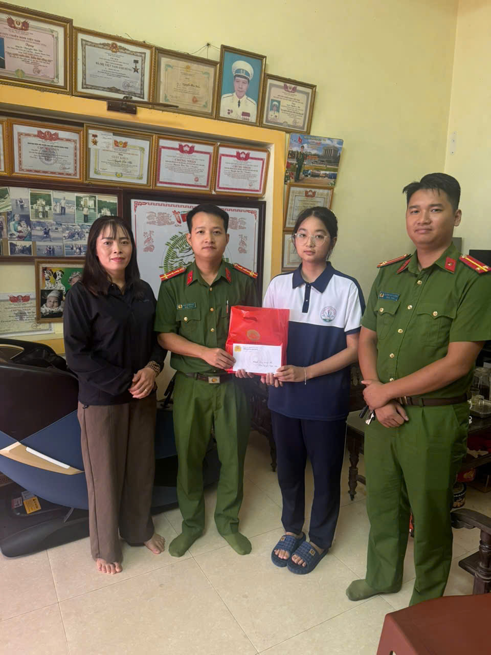 Chi đoàn Công an xã Chí Minh trao quà trung thu, lan tỏa yêu thương đến học sinh có hoàn cảnh khó khăn