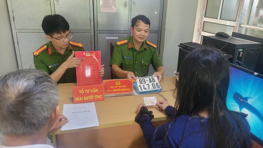Công an xã Đoàn Đào tăng cường công tác tiếp nhận, hướng dẫn giải quyết các thủ tục hành chính cho nhân dân trên địa bàn xã