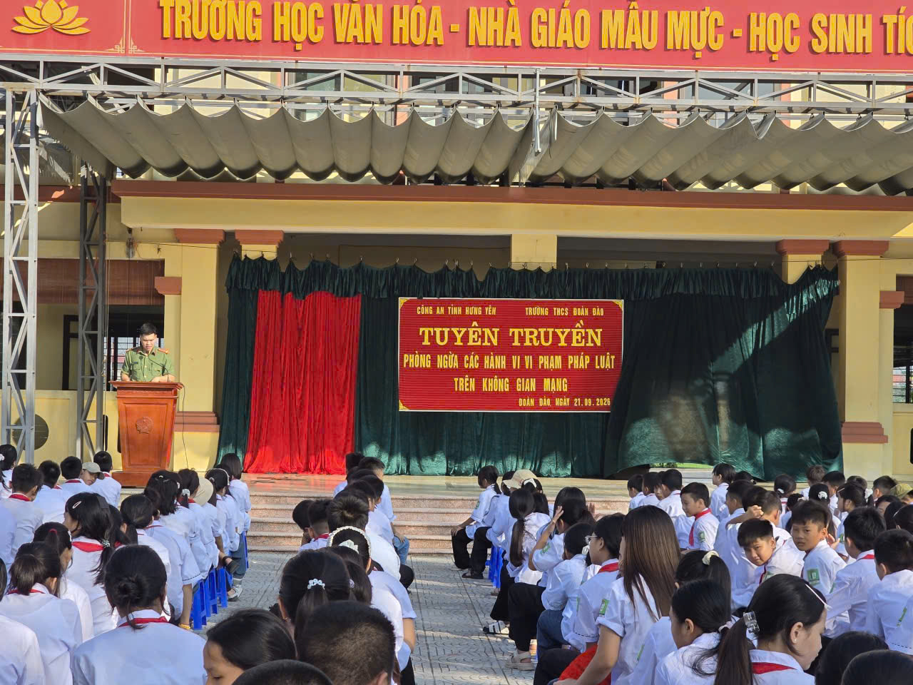 Công an xã Đoàn Đào tuyên truyền phòng, chống vi phạm pháp luật trên không gian mạng tại Trường Trung học cơ sở Đoàn Đào