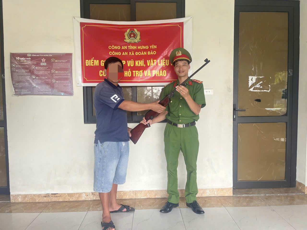 Công an xã Đoàn Đào tiếp nhận súng hơi do người dân tự giác giao nộp